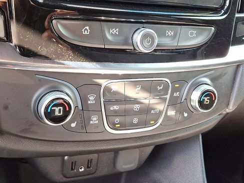 Used 2022 Chevrolet Traverse LT image 18