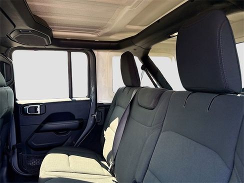 Used 2018 Jeep Wrangler Unlimited Sahara image 25