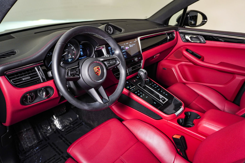 Certified 2026 Porsche Macan AWD/4WD image 4