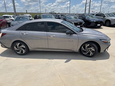 Used 2025 Hyundai Elantra Sport FWD image 7