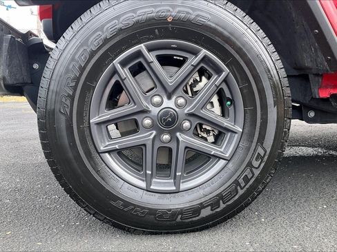 Used 2024 Jeep Gladiator Sport AWD/4WD image 9