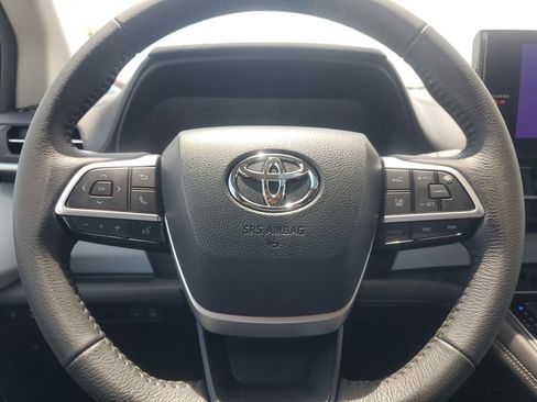 Used 2025 Toyota Sienna XLE image 21