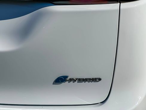 Used 2022 Chrysler Pacifica Limited w/ Uconnect Theater Family Group FWD image 29