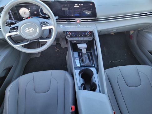 Certified 2025 Hyundai Elantra SEL image 17