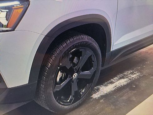 Used 2025 Volkswagen Taos SE image 17