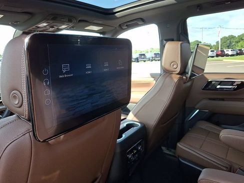 Used 2025 Chevrolet Tahoe High Country AWD/4WD image 9