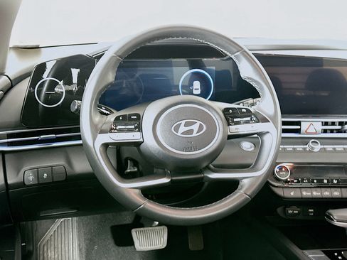 Used 2025 Hyundai Elantra SEL image 18