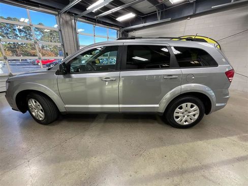 Used 2019 Dodge Journey SE image 2