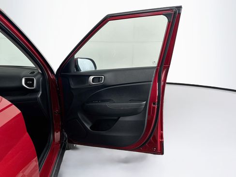 Used 2025 Hyundai Venue SEL FWD image 32