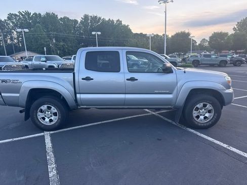 Used 2015 Toyota Tacoma 4x4 Double Cab w/ TRD Off-Road Package image 2