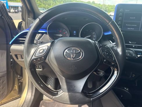 Used 2021 Toyota C-HR XLE FWD image 17