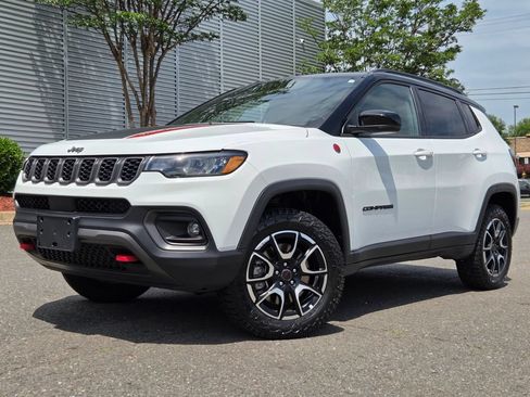 Used 2025 Jeep Compass Trailhawk AWD/4WD image 24