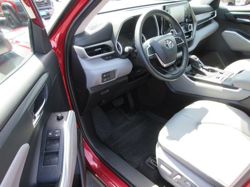 Used 2022 Toyota Highlander XLE AWD/4WD image 13