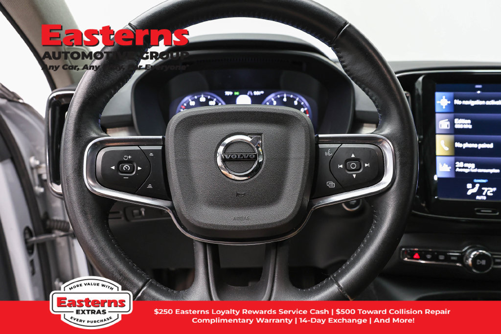 Used 2021 Volvo XC40 T4 Momentum FWD image 11