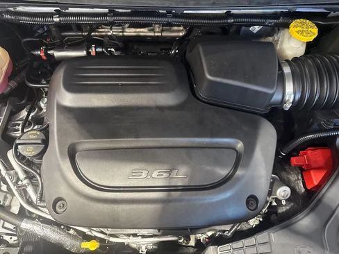 Used 2023 Chrysler Pacifica Touring-L FWD image 84