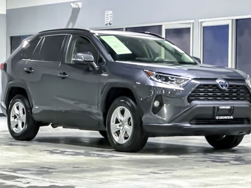 Used 2021 Toyota RAV4 XLE w/ Convenience Package image 6