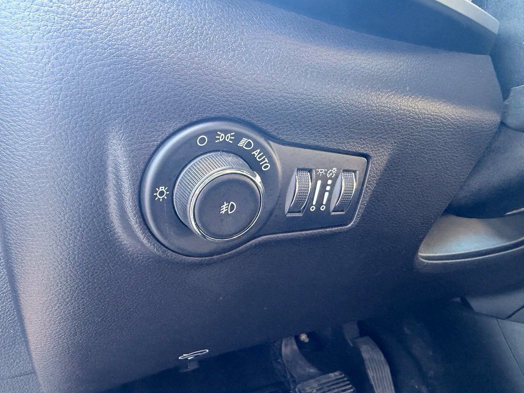 Used 2023 Jeep Compass Latitude w/ Convenience Group AWD/4WD image 22