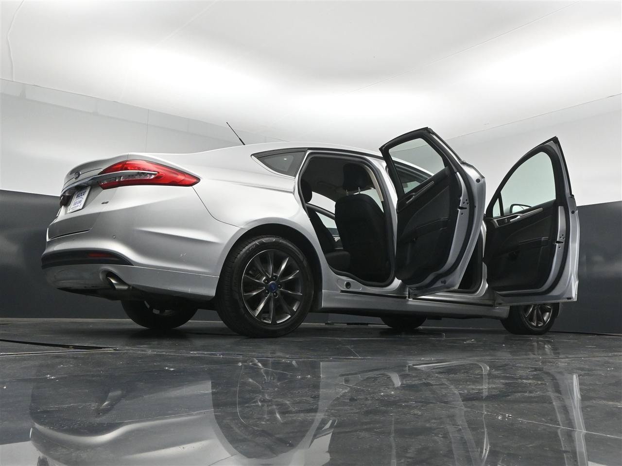 Used 2017 Ford Fusion SE w/ Fusion SE Technology Package FWD image 40