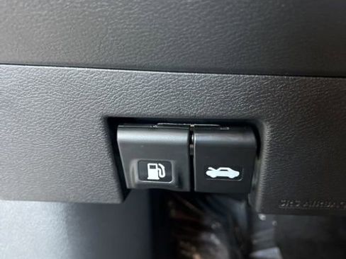 Used 2025 Nissan Versa SV w/ Trunk Package image 10