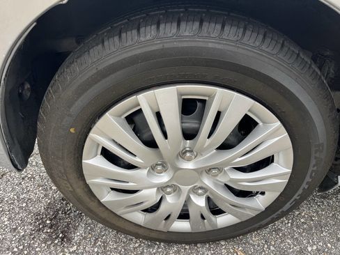 Used 2015 Toyota Yaris L image 22