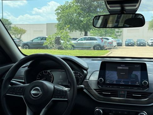 Used 2025 Nissan Altima 2.5 SV FWD image 34