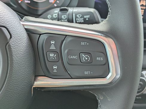 Used 2025 Jeep Wrangler Unlimited Sahara AWD/4WD image 20