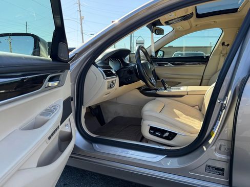 Used 2017 BMW 740i image 4