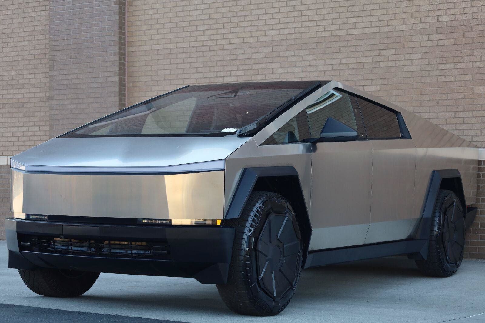 Used 2025 Tesla Cybertruck 2WD Crew Cab image 5