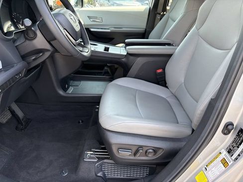 Used 2025 Toyota Sienna XLE FWD image 26