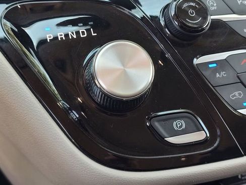 Used 2024 Chrysler Pacifica Touring-L FWD image 27