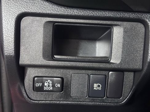 Used 2018 Toyota Tacoma SR5 image 18