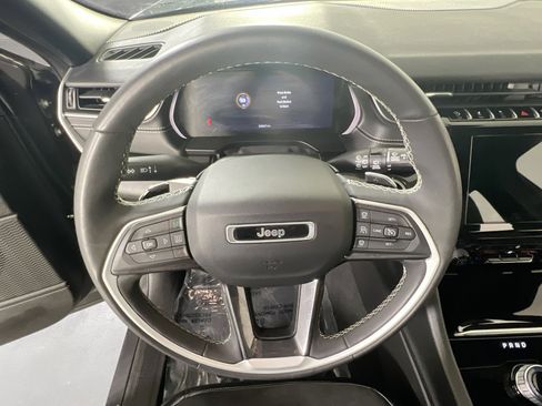 Used 2023 Jeep Grand Cherokee Altitude AWD/4WD image 11