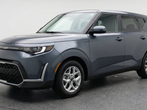 Used 2025 Kia Soul LX w/ LX Technology Package FWD image 3