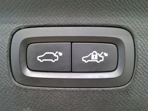 Used 2020 Volvo XC90 T6 Momentum w/ Protection Package Premier image 32