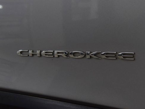 Used 2019 Jeep Cherokee Latitude w/ Cold Weather Group FWD image 16