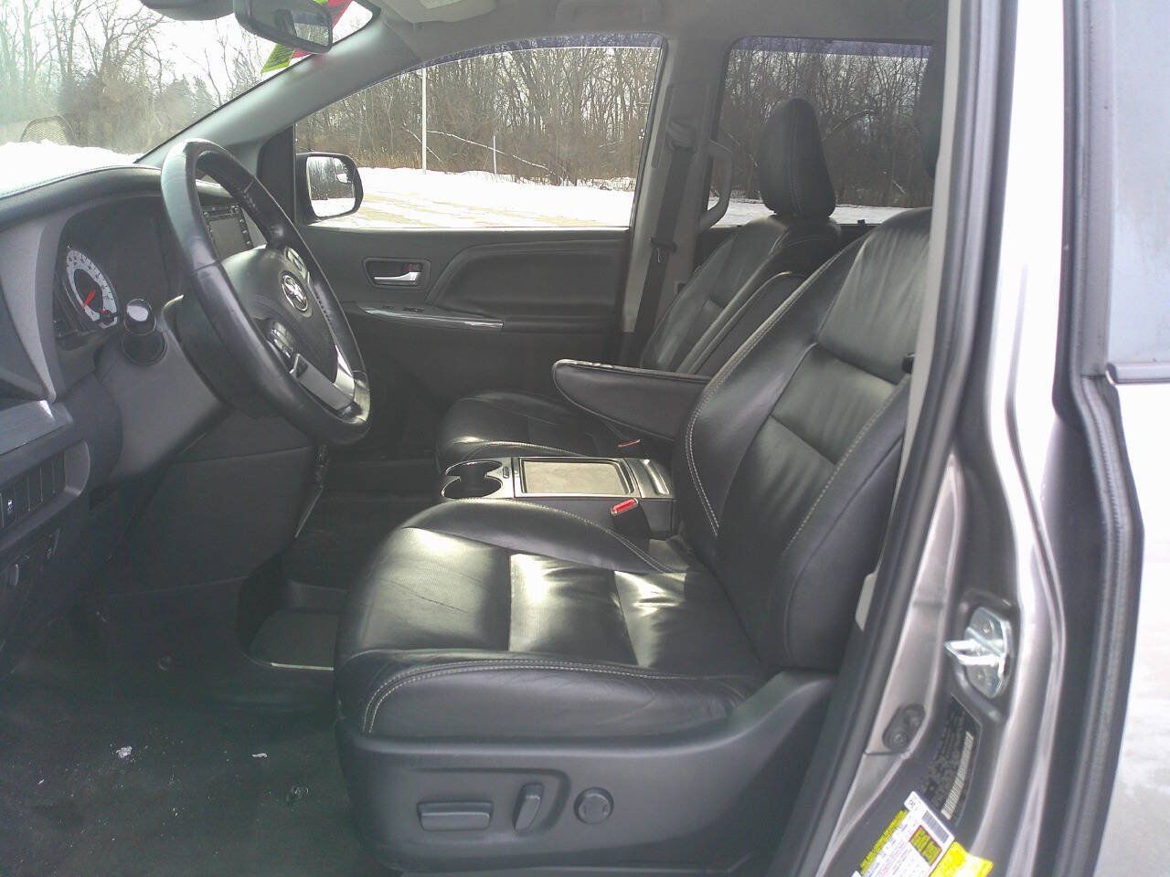 Used 2018 Toyota Sienna SE FWD image 10