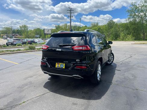Used 2018 Jeep Cherokee Overland w/ Technology Group AWD/4WD image 7