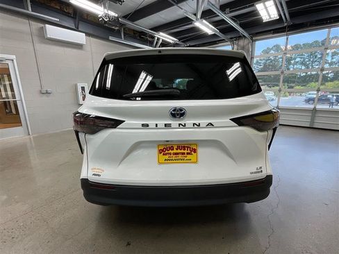 Used 2023 Toyota Sienna LE AWD/4WD image 4