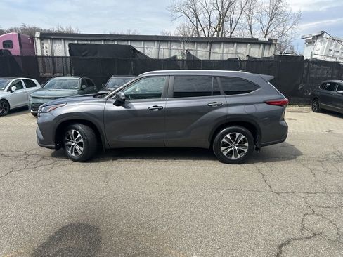 Used 2023 Toyota Highlander XLE image 3