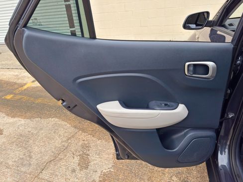 Used 2022 Hyundai Venue Limited FWD image 38