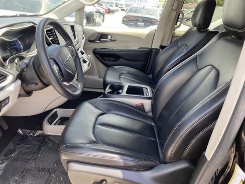 Used 2023 Chrysler Pacifica Touring-L FWD image 14