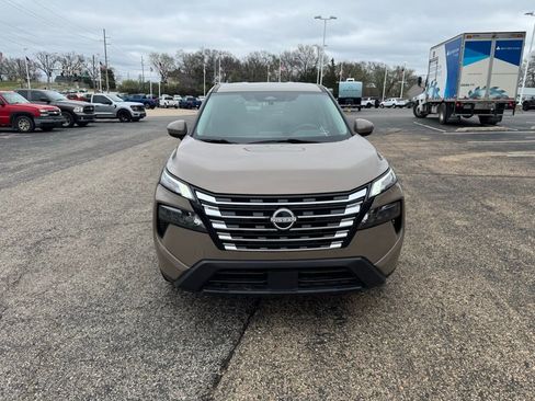Used 2024 Nissan Rogue SV image 2