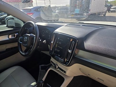 Used 2021 Volvo XC40 T5 Momentum AWD/4WD image 6