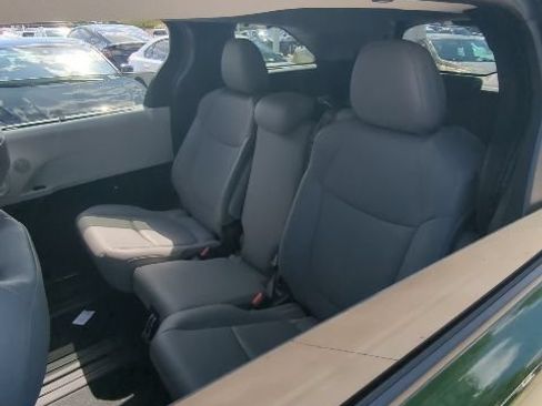 Used 2026 Toyota Sienna XLE FWD image 5