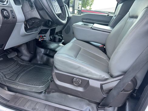 Used 2016 Ford F550 2WD Regular Cab Super Duty image 9