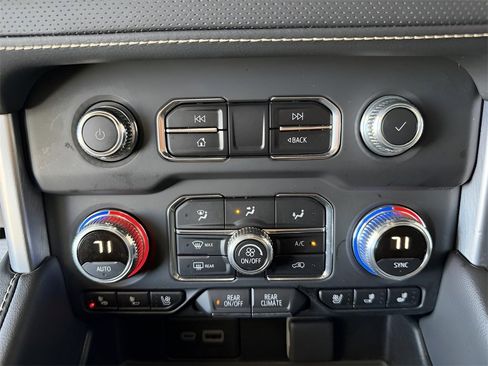 Used 2023 GMC Yukon XL SLT w/ SLT Luxury Package image 34