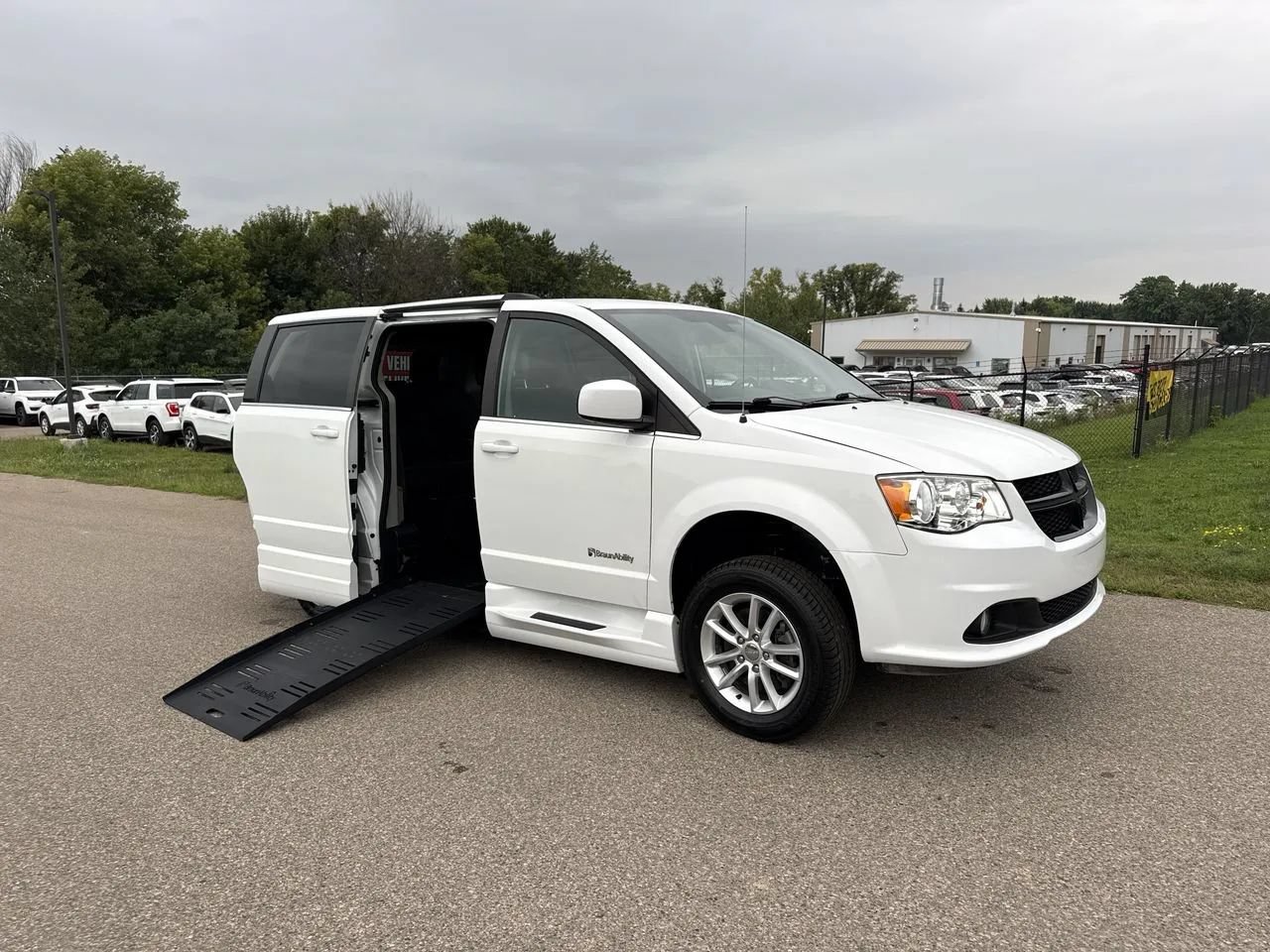Used 2019 Dodge Grand Caravan SXT FWD image 1