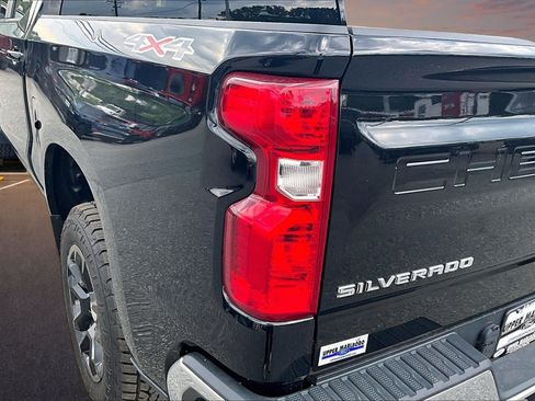 Used 2022 Chevrolet Silverado 1500 LT AWD/4WD image 31