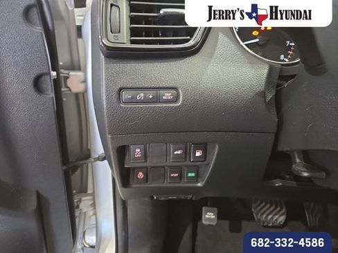 Used 2018 Nissan Rogue SV w/ Premium Package FWD image 10