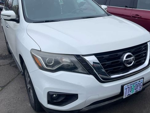 Used 2017 Nissan Pathfinder SV image 2